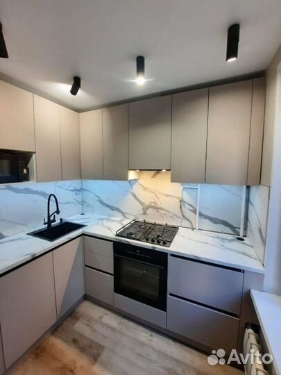 Кухня с антресолями артикул 28971