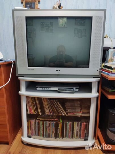 Телевизор и полка