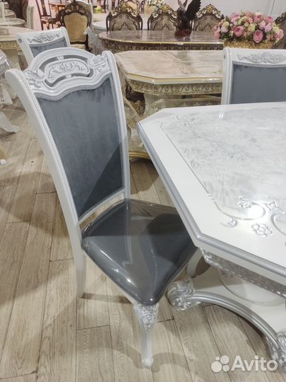 Стулья белые