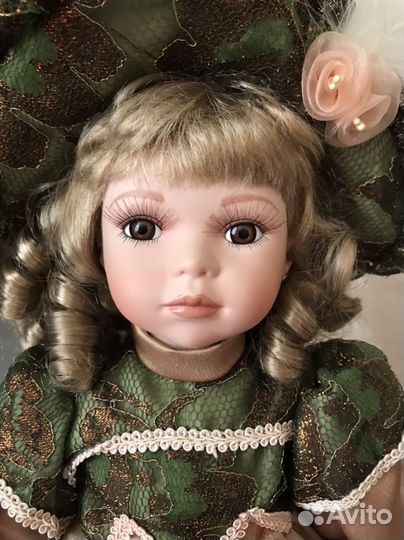 Красотка - куколка коллекционная фарфоровая