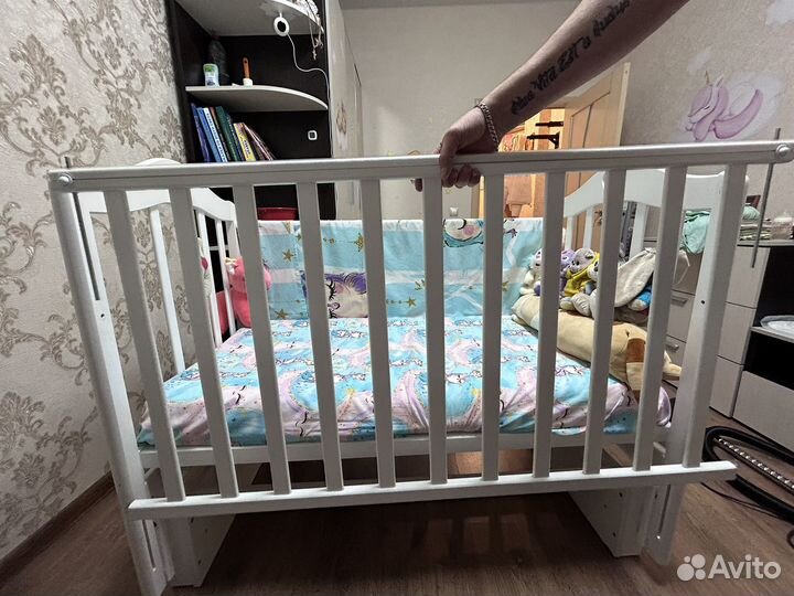Детская кроватка с маятником