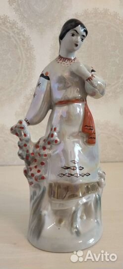 Фарфоровая статуэтка 