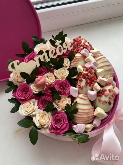 Клубника в шоколаде с цветами 8 марта