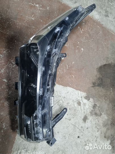 Фара правая toyota corolla e180