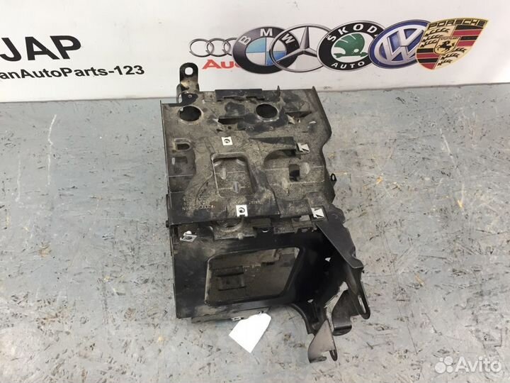 Кронштейн электронных блоков Audi A5 8T cdnc 2011