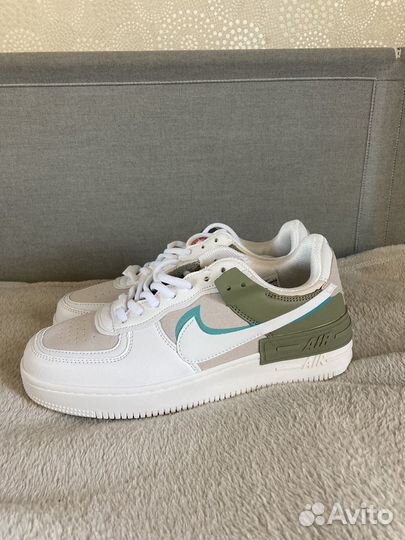 Кроссовки женские