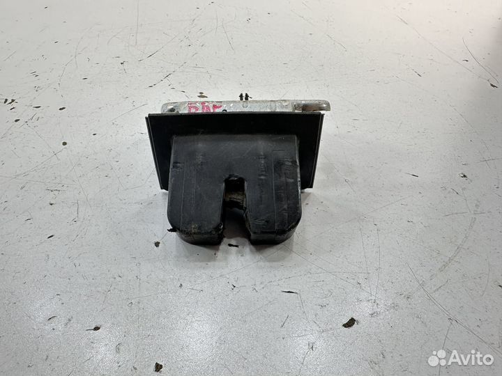 Skoda Rapid замок багажника