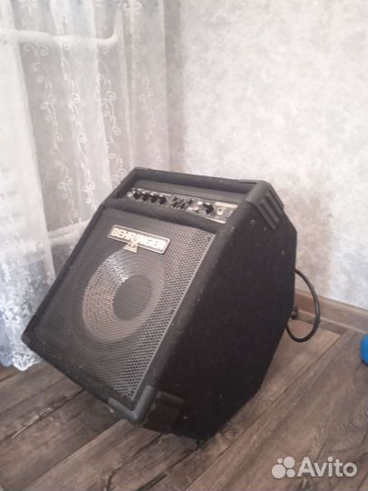 Басовый комбоусилитель Behringer