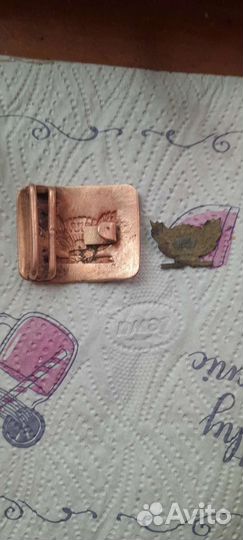 Пряжка и значок