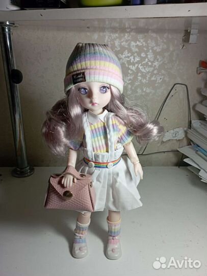 Шарнирная кукла в шапке