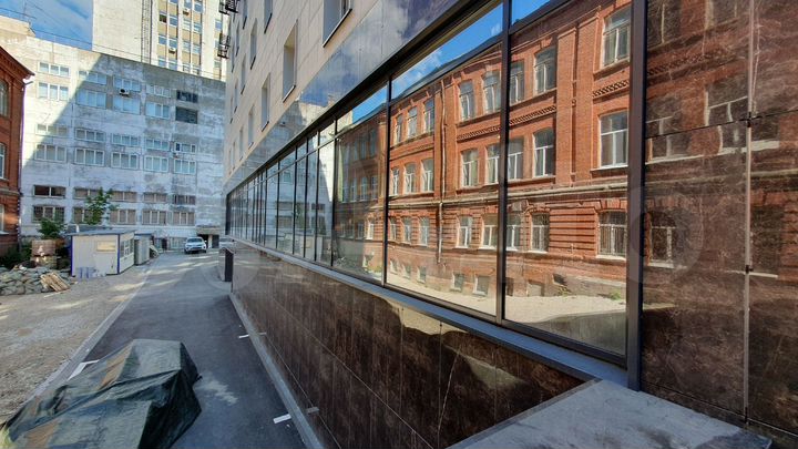 Помещение с витринами в новостройке бизнес-класса