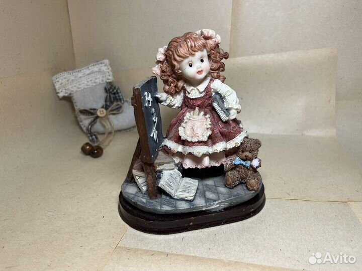 Фарфоровая статуэтка