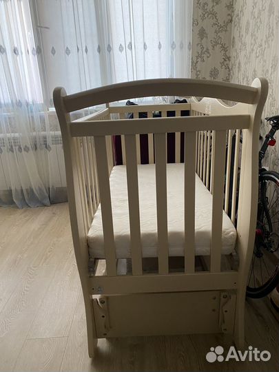 Детская кроватка с маятником