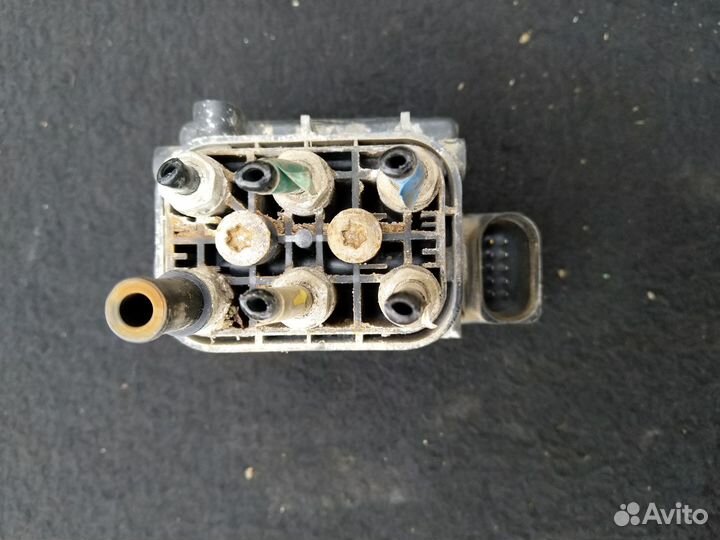 Блок клапанов пневмоподвески Jeep Grand Cherokee 4