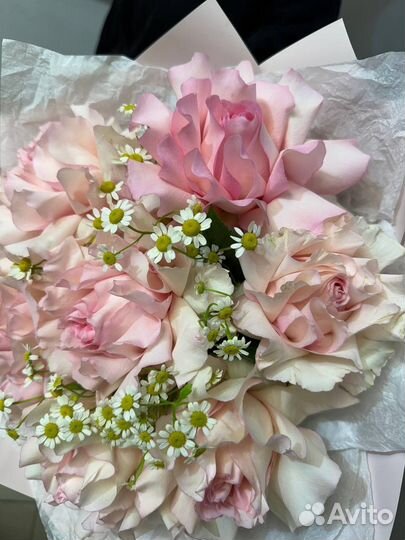 Букет из роз и ромашек