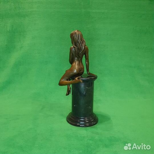 Скульптура бронзовая Обнаженная на тумбе поза 2