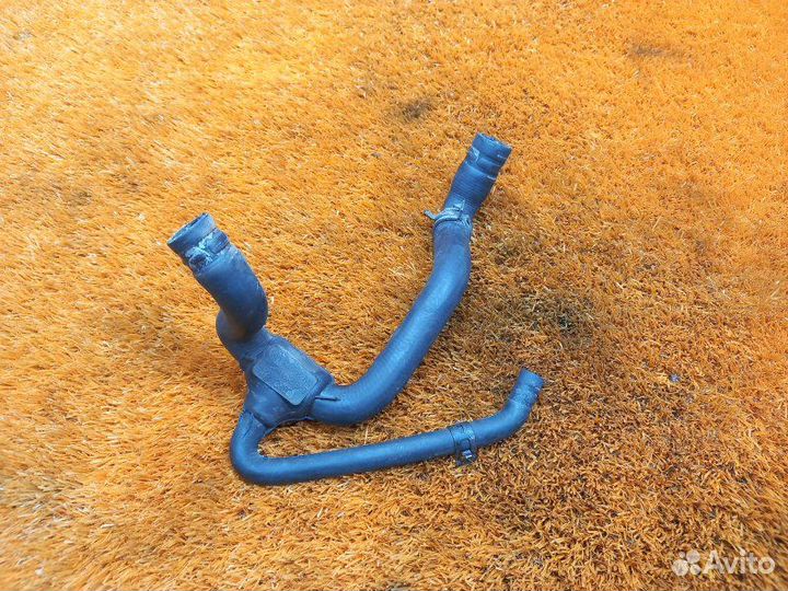 Патрубок системы охлаждения Volkswagen Passat