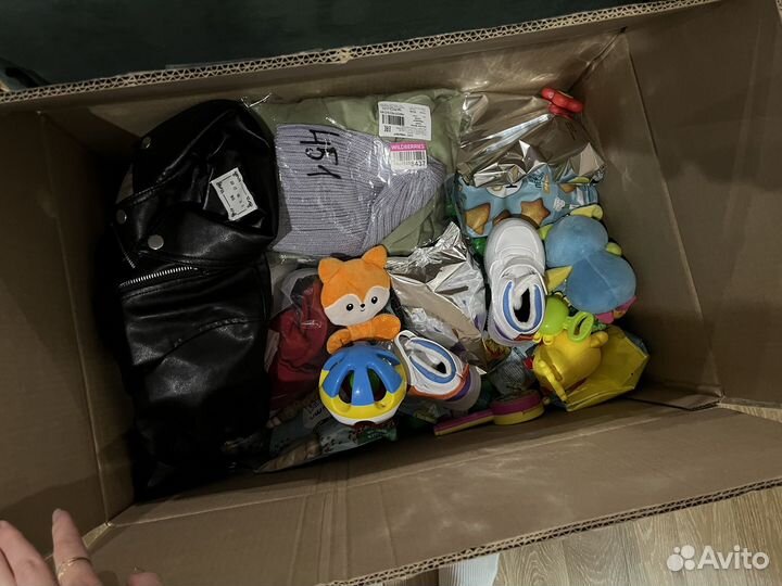 Коробка детских вещей, игрушек