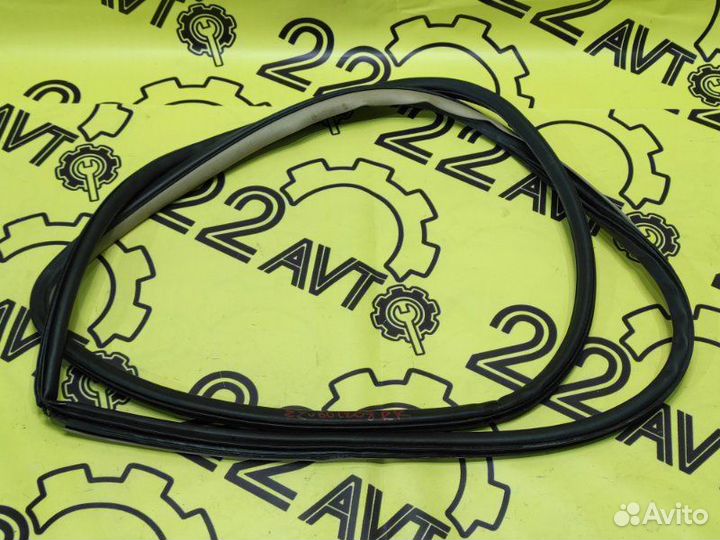 Уплотнитель проема двери задний правый Toyota