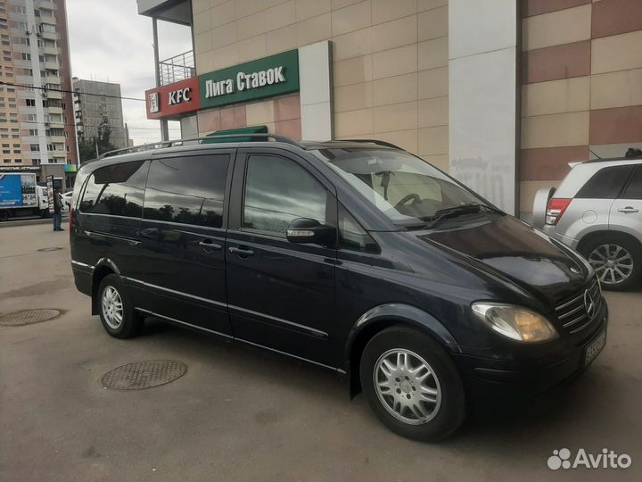 Водитель на своём автомобиле мерседес виано