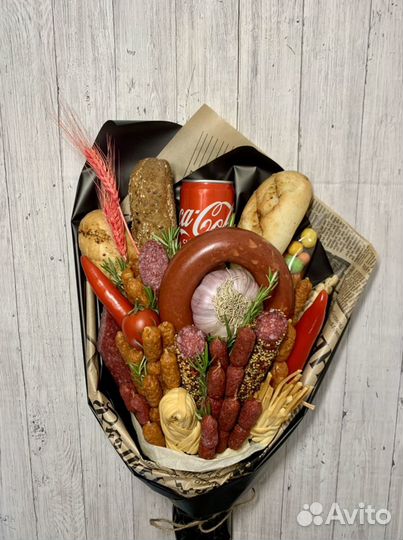 Мужской съедобный букет из колбасок и рыбы