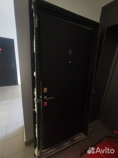 Дверь входная металлическая от застройщика