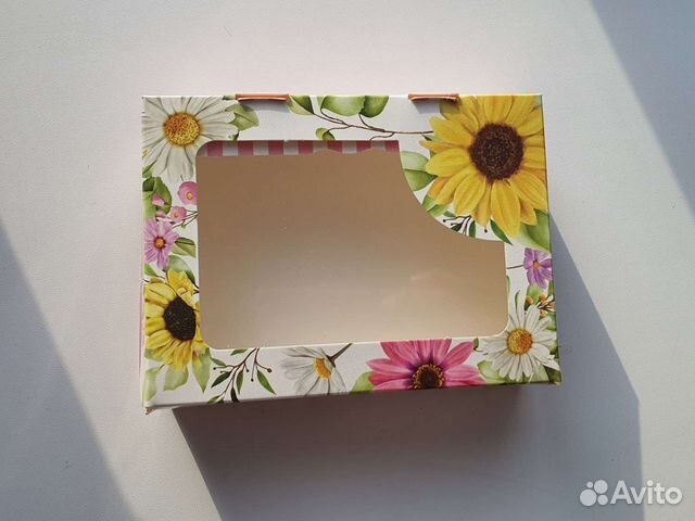 Коробка подарочная с окошком