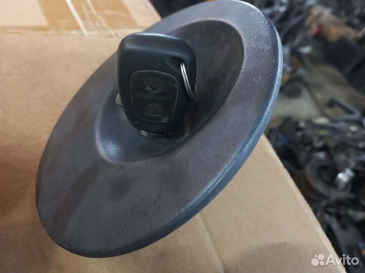 Renault Kangoo крышка 7700315330A бензобака ключ