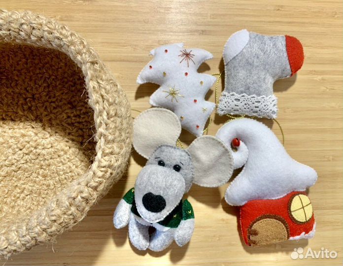 Елочные игрушки в корзинке