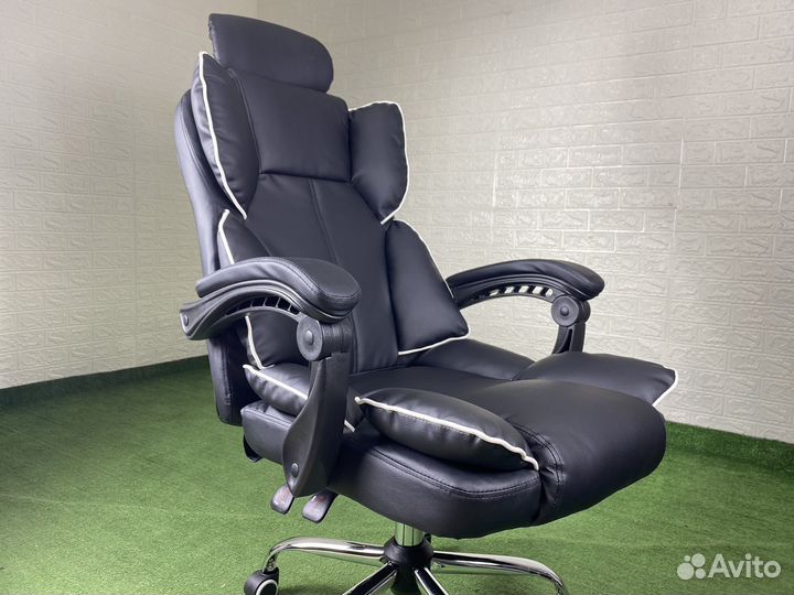Офисное кресло руководителя новое череое 808