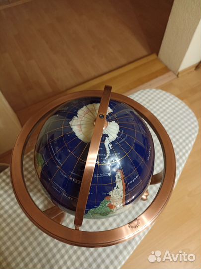 Глобус из полудрагоценных камней