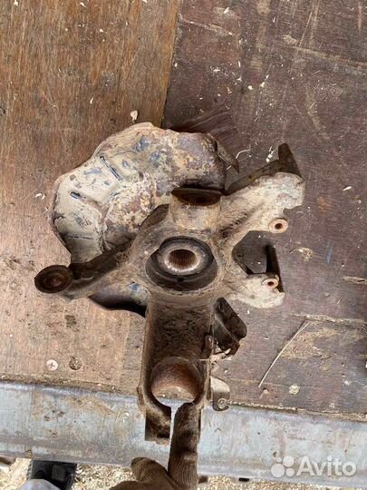 Поворотный кулак передний правый Skoda Fabia 1