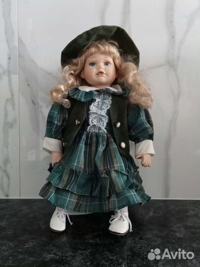 Кукла фарфоровая