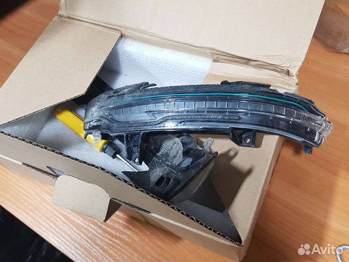 Поворотник в зеркало Ниссан Серена С27