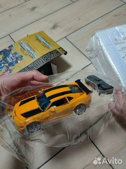 Робот трансформер Бамблби