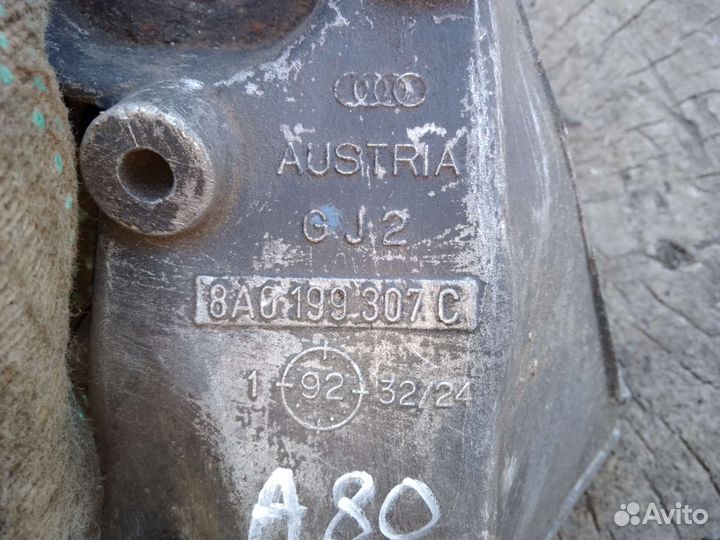 Кронштейн двигателя левый Audi 80 b3