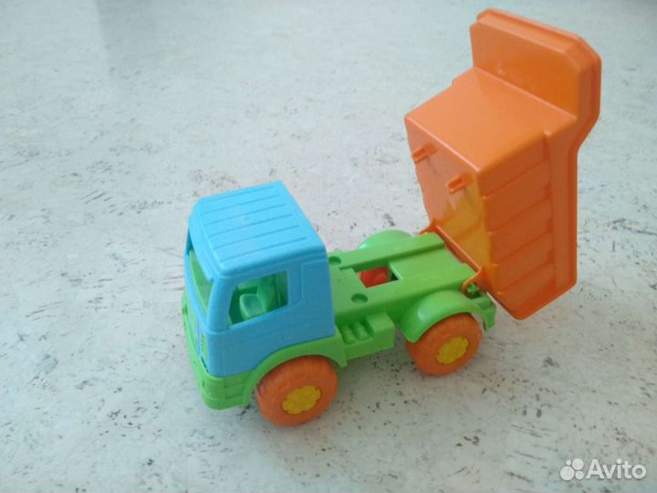 Игрушечные машинки