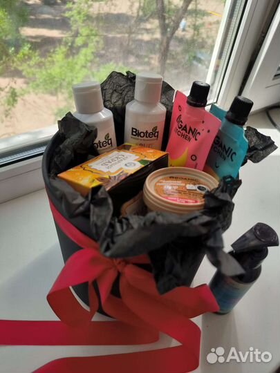 Бокс с уходовой и декоративной косметикой