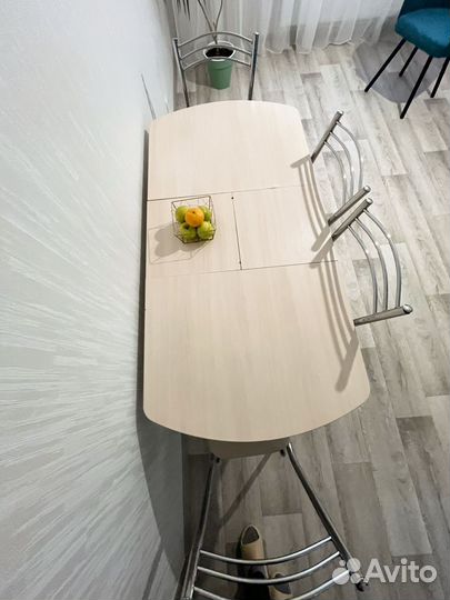 Раскладной стол и кожанные стулья