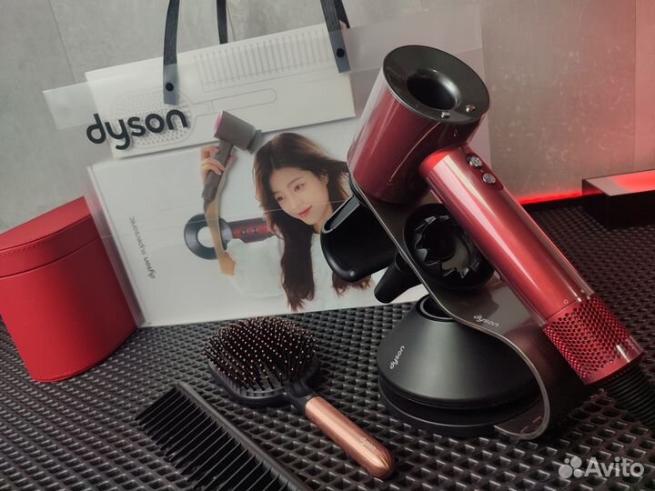 Подарочный набор Dyson В кейсе + Расчёски