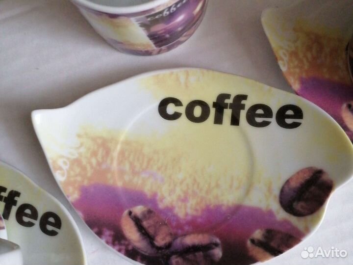 Три кофейные чашки с блюдцами