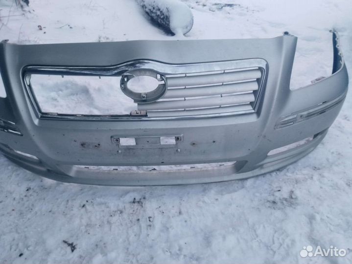 Передний бампер на Toyota Avensis
