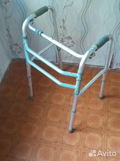 Инвалидная коляска и ходунки