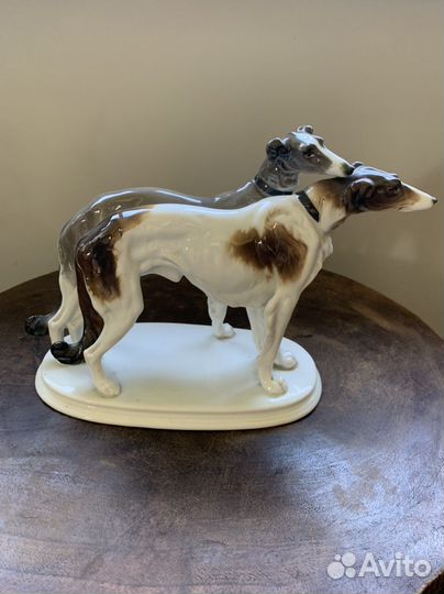 Фарфоровая статуэтка Собаки