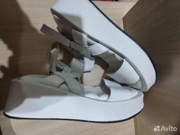 Зима на платформе бел и чер и сандали бел 40раз