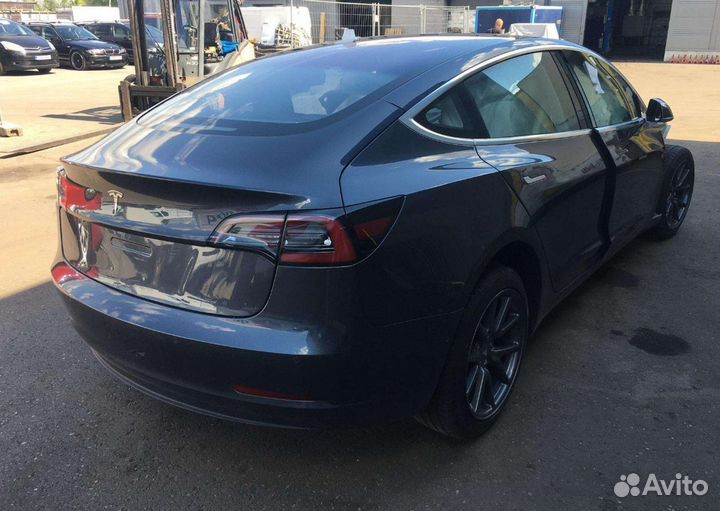 Tesla 3 2018 г по частям