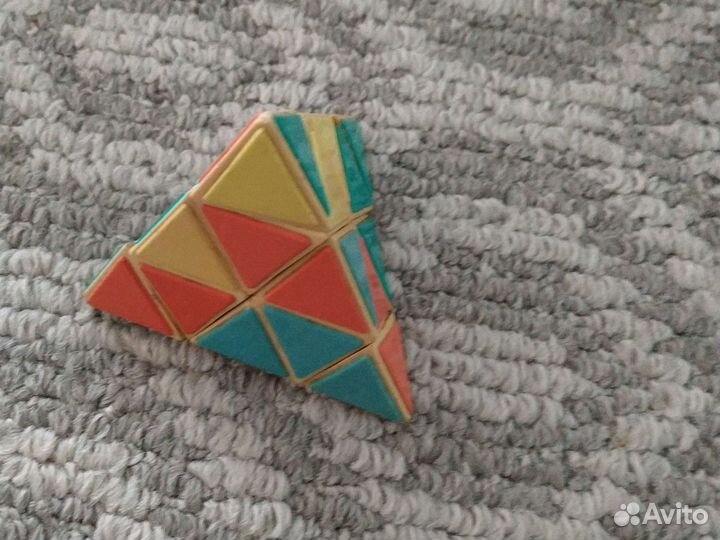 Головоломка пирамидка Рубика