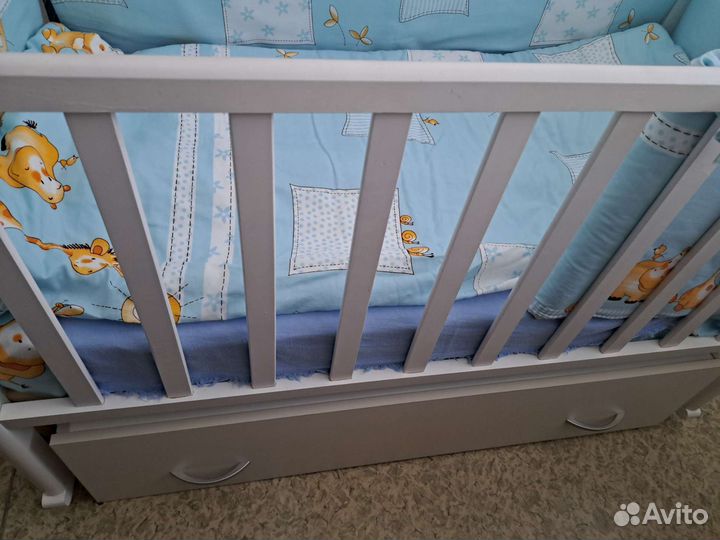 Детская кроватка с поперечным маятником