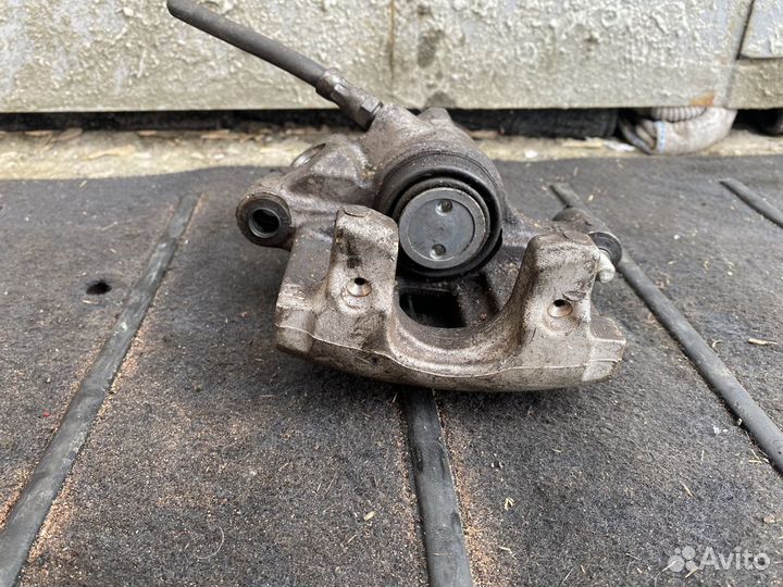 Суппорт задний правый Ford Focus 2