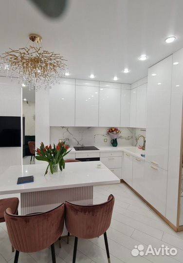 Светлая кухня до потолка в рассрочку. Живые фото